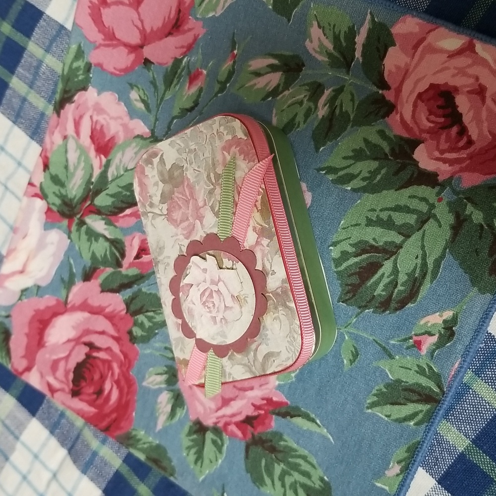 🌺DECORATED TIN BOX